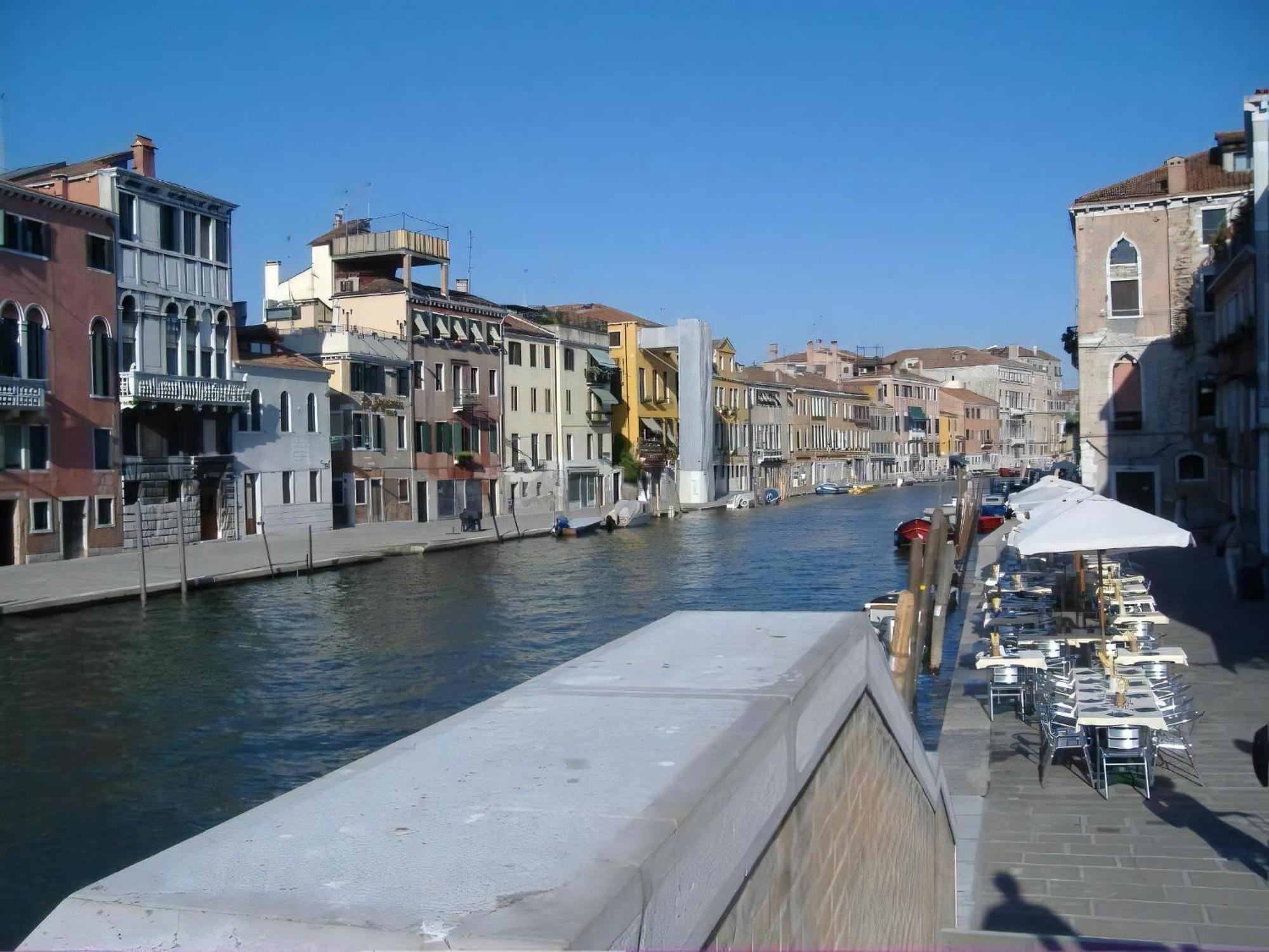 Auf Zwei Ebenen Mitten In Venise