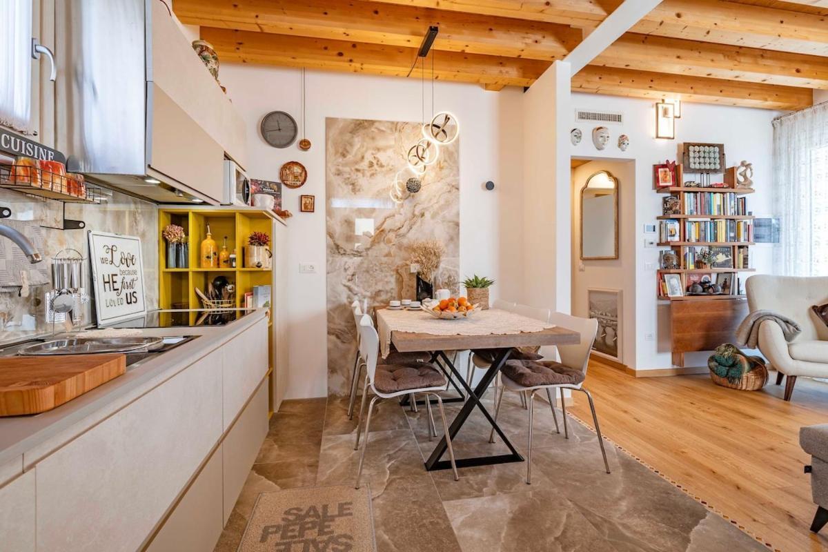 Vakantiehuis Stylish House Near With Parking