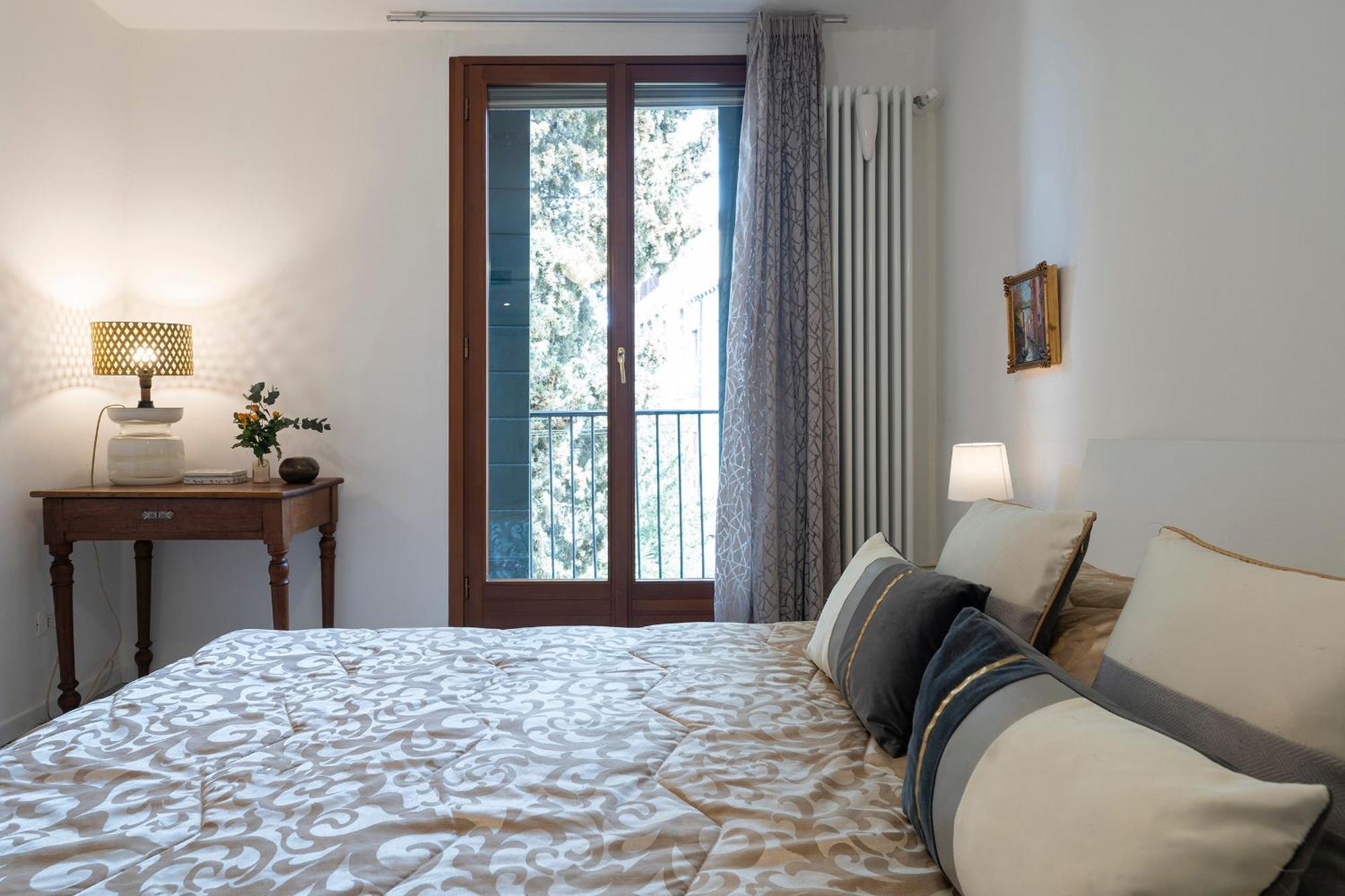 Stupendo Luxury Canal & Garden View Apartment