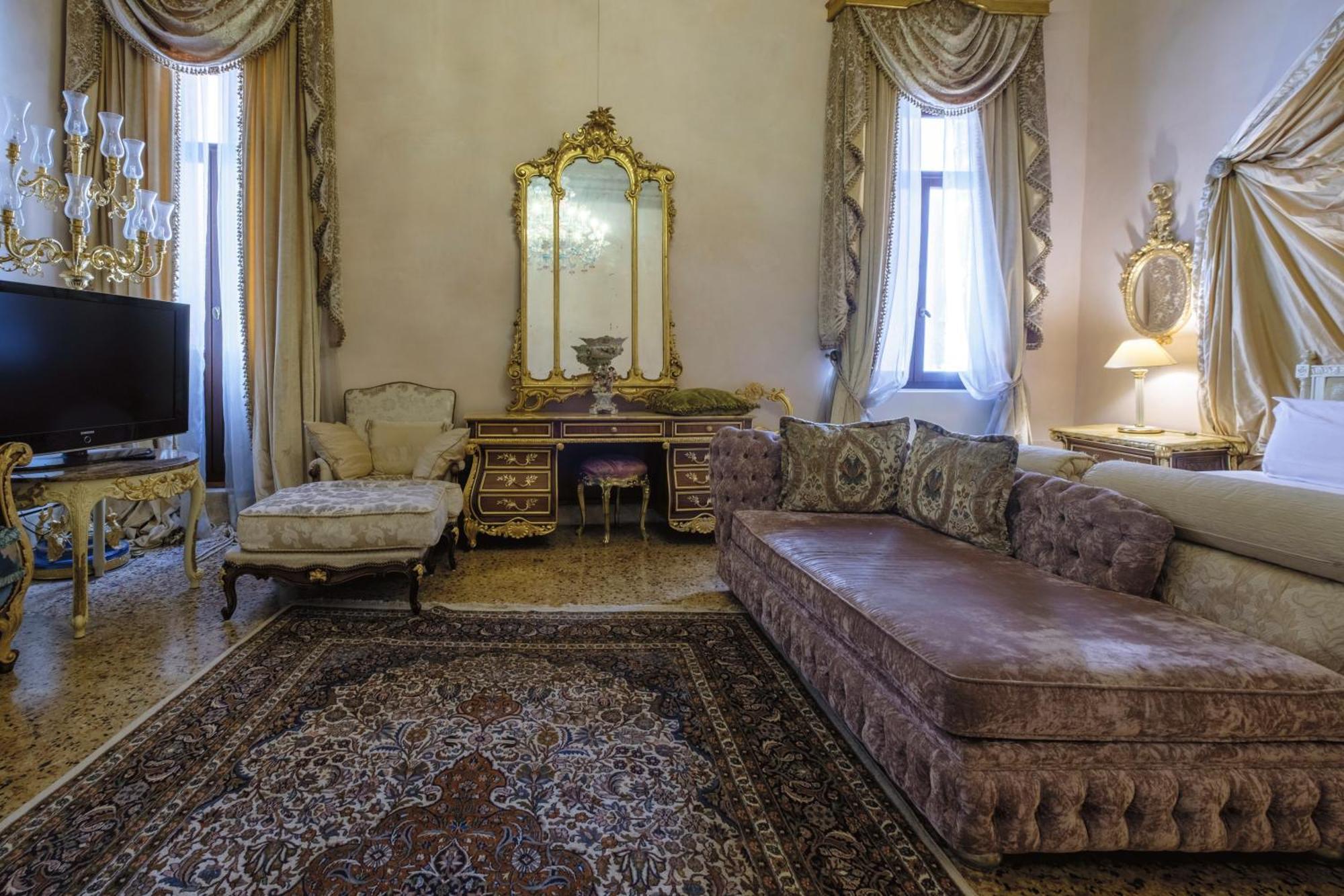 Gasthuis Palazzo Ca' Bernardo By Francesco Molon *