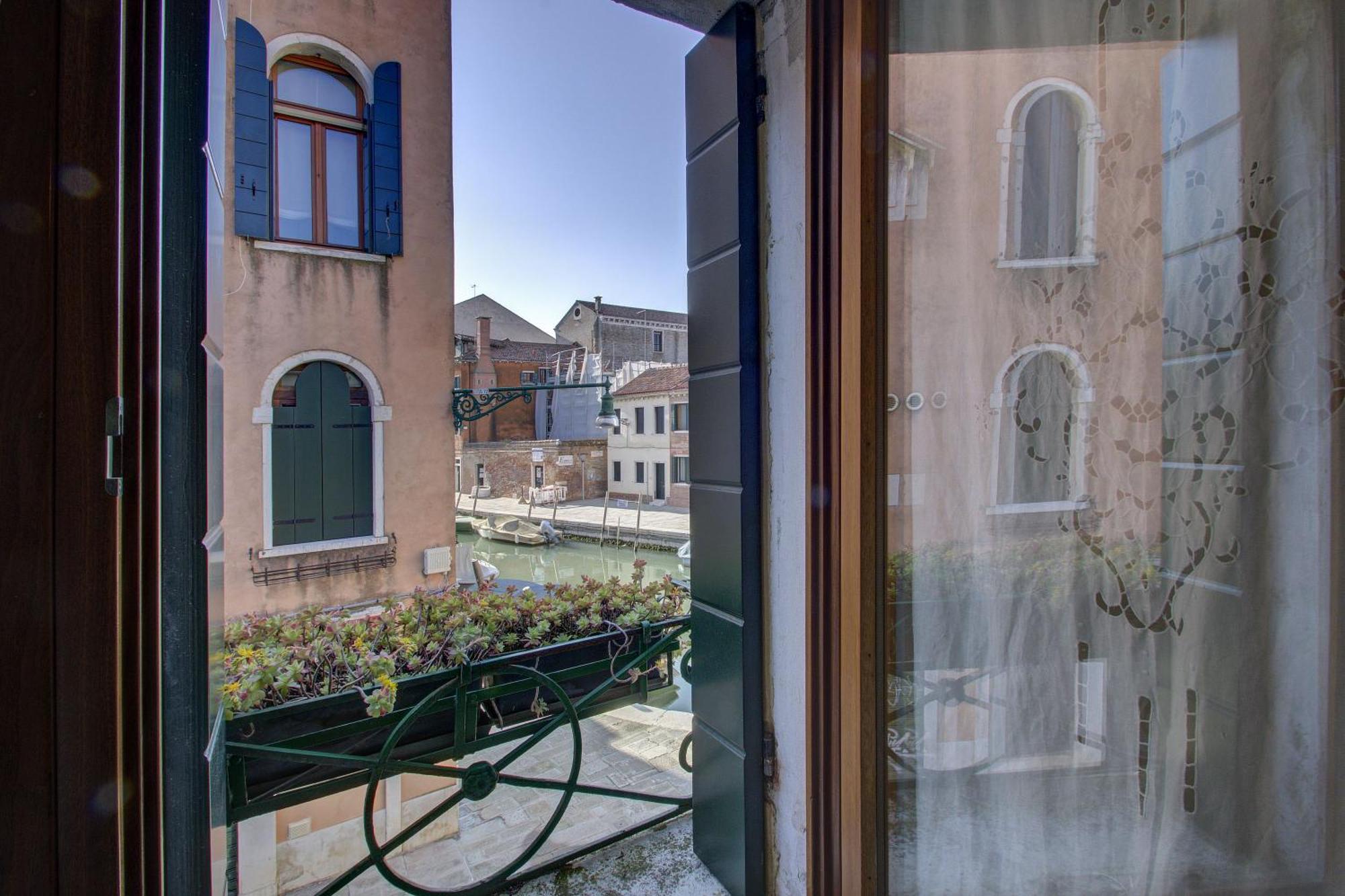 Cross-canal Set Venedig