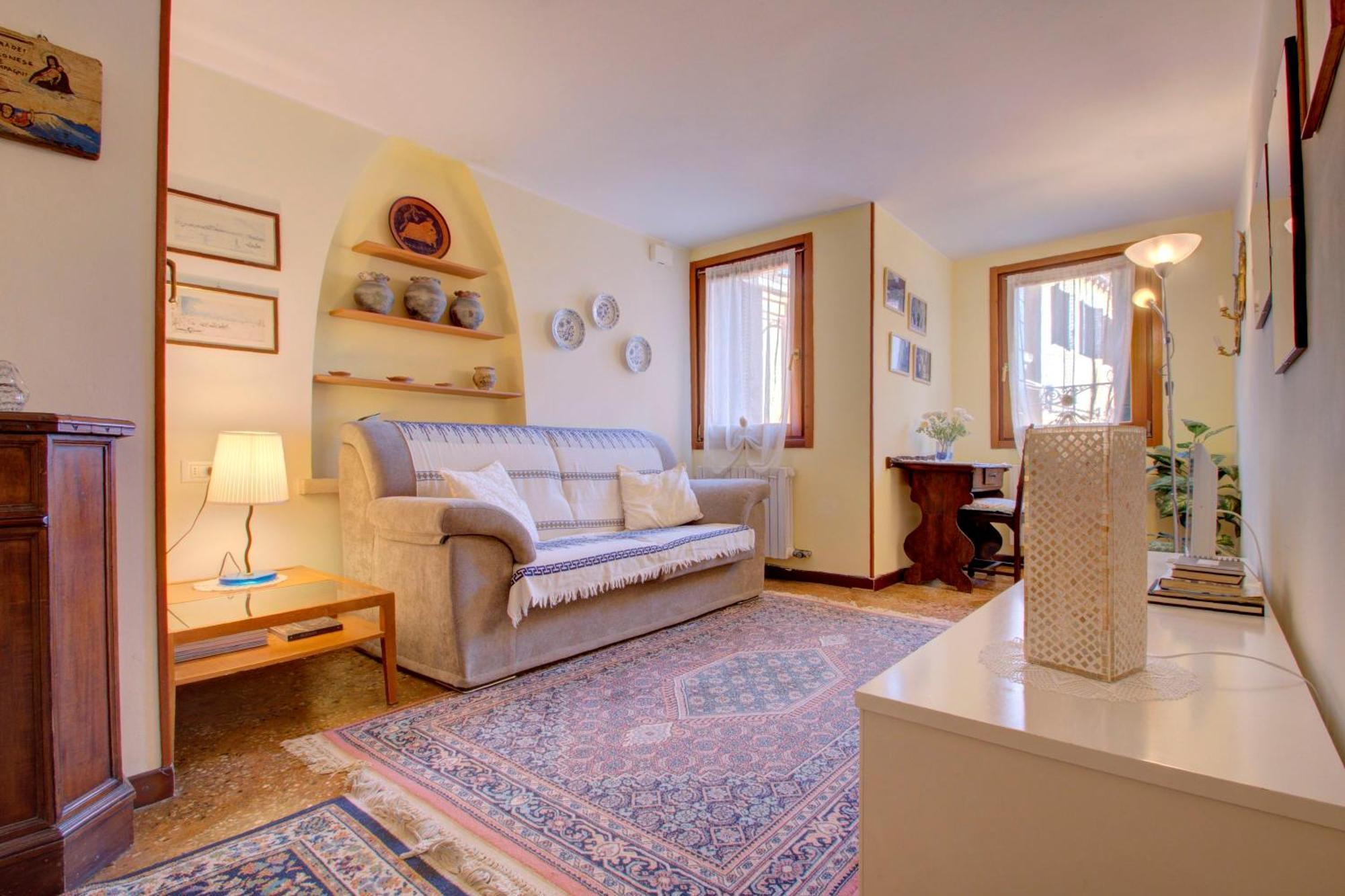 Cross-canal Set Apartment