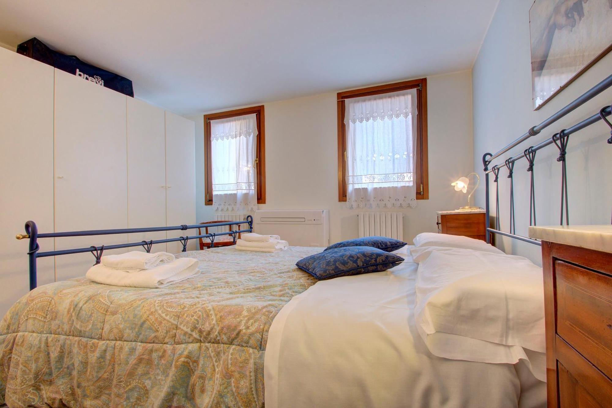 Cross-canal Set Apartment *