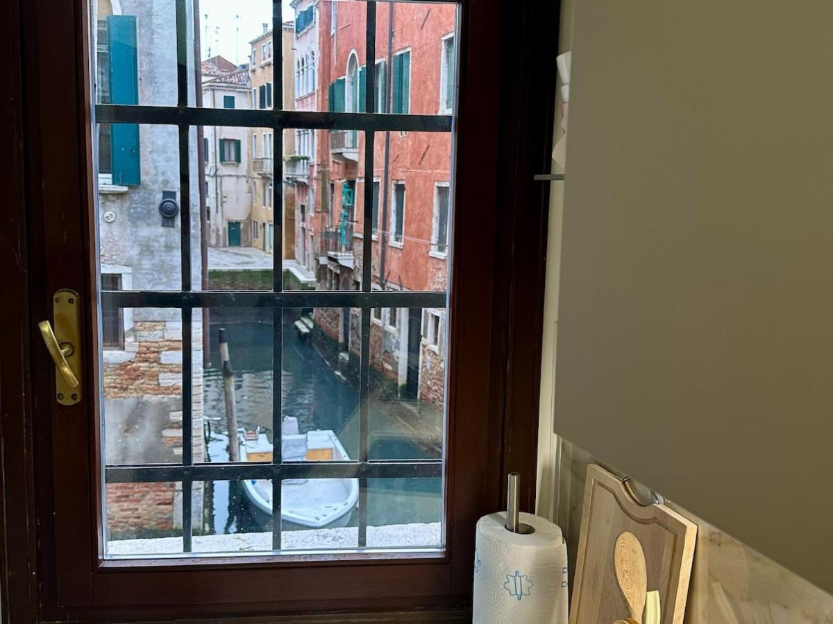 Campo San Polo Canal View * Venise