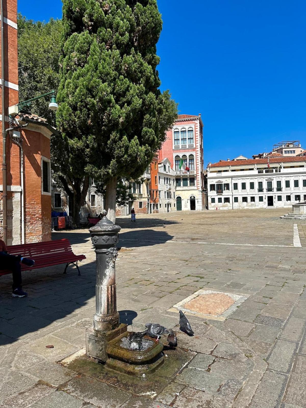Campo San Polo Canal View Venise