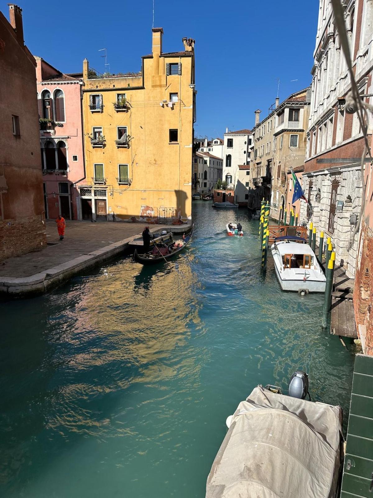 Campo San Polo Canal View * Venise