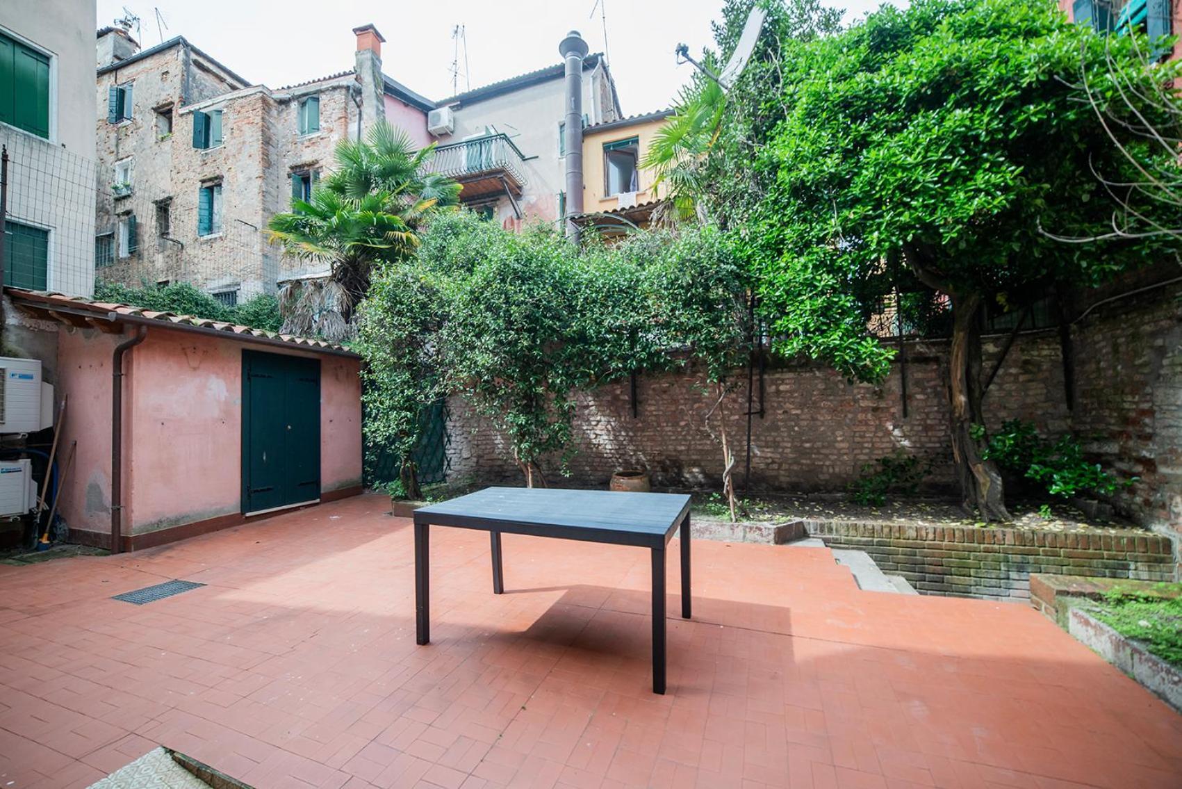 Secret Garden - Comfortable And Appartement