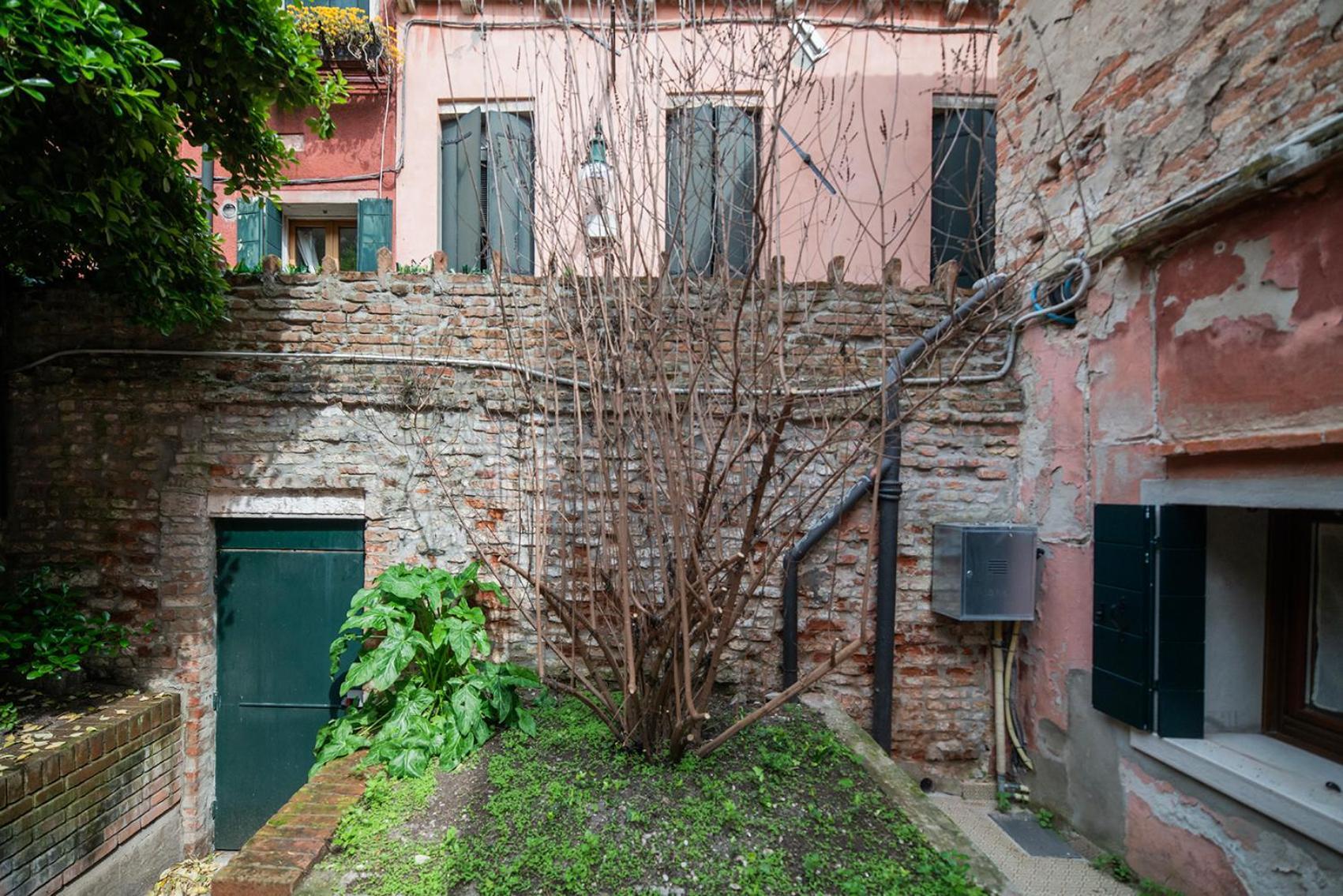 Secret Garden - Comfortable And Venise