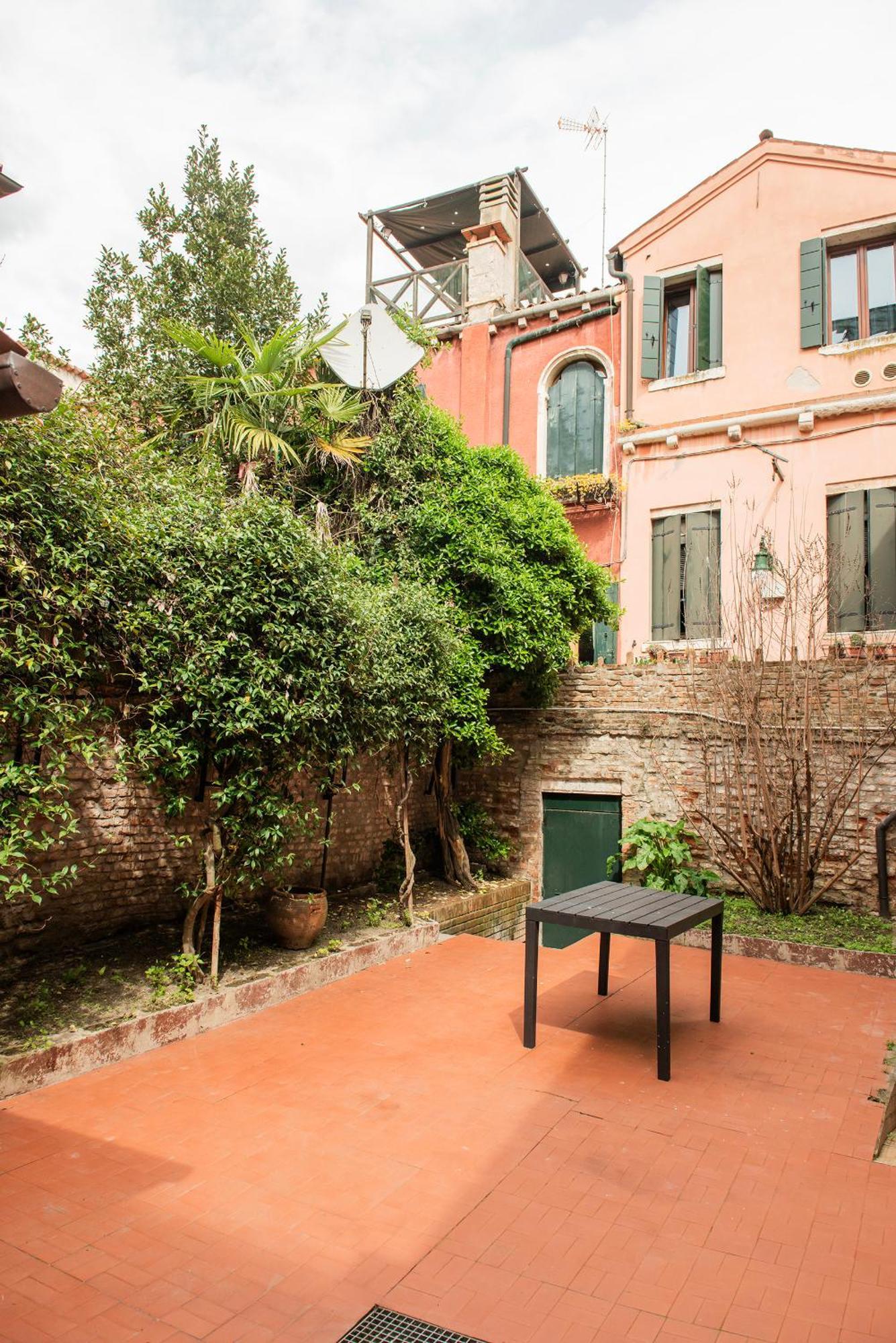 Secret Garden - Comfortable And Appartement *