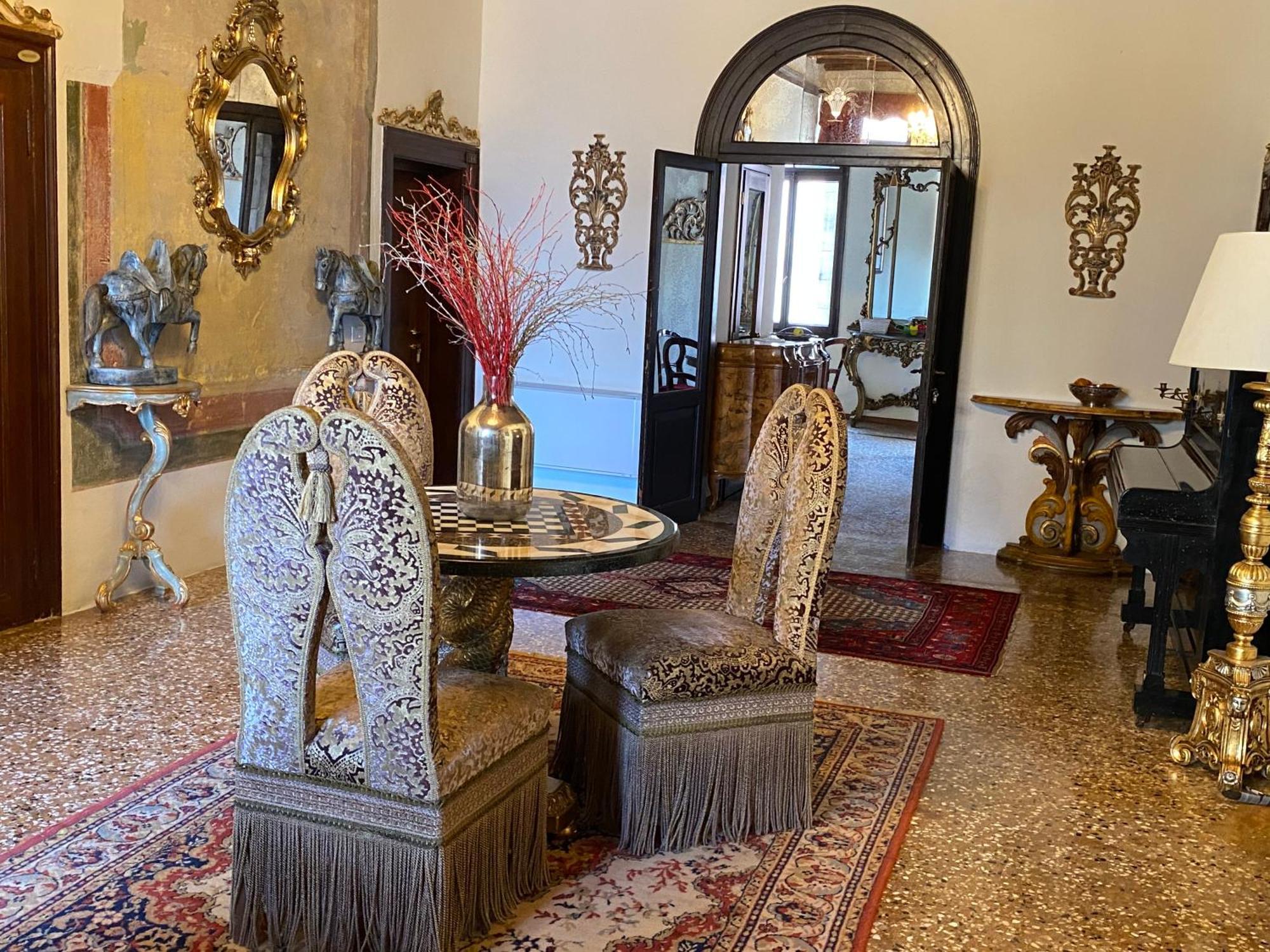 Console - Palais Historique & Romantique Locanda *