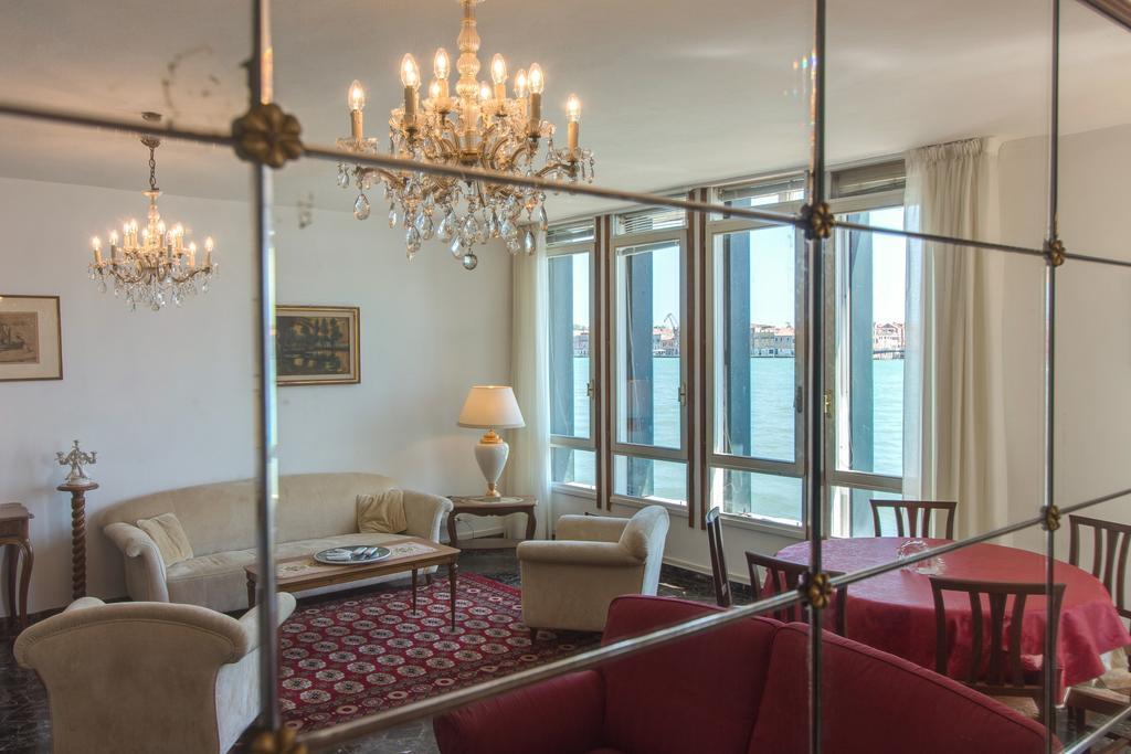 Ve.n.i.ce Cera Palazzo Gardella Venedig