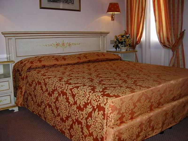 Ambassador Tre Rose Hotel Venise