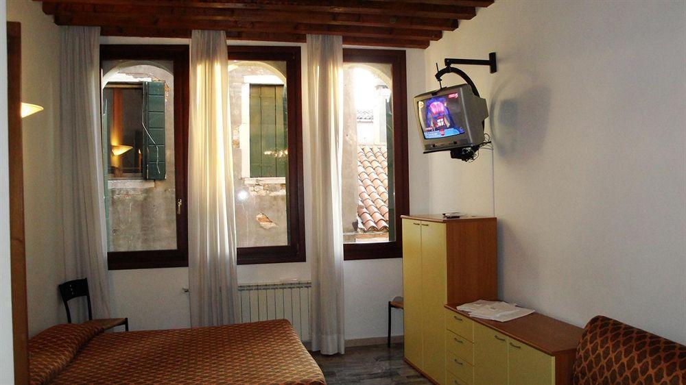 Venice Apartments *