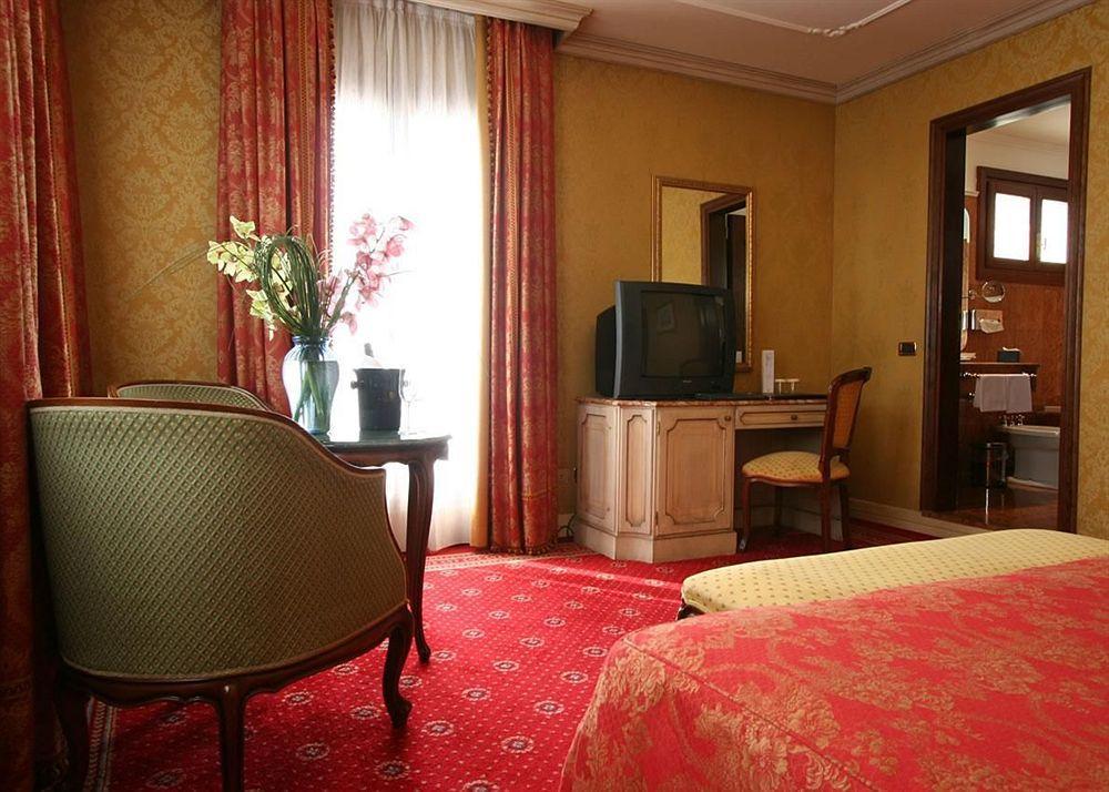 Nh Santa Lucia Hotel 4*