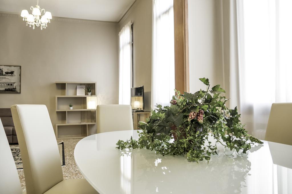 Grand Canal Palace With Lift Apartment