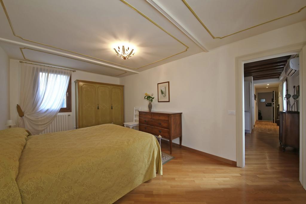 Palazzo Foscarini . *