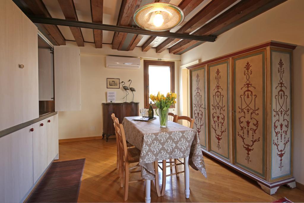 Palazzo Foscarini . Appartamento *