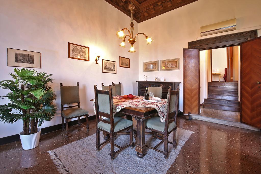 Palazzo Foscarini . *
