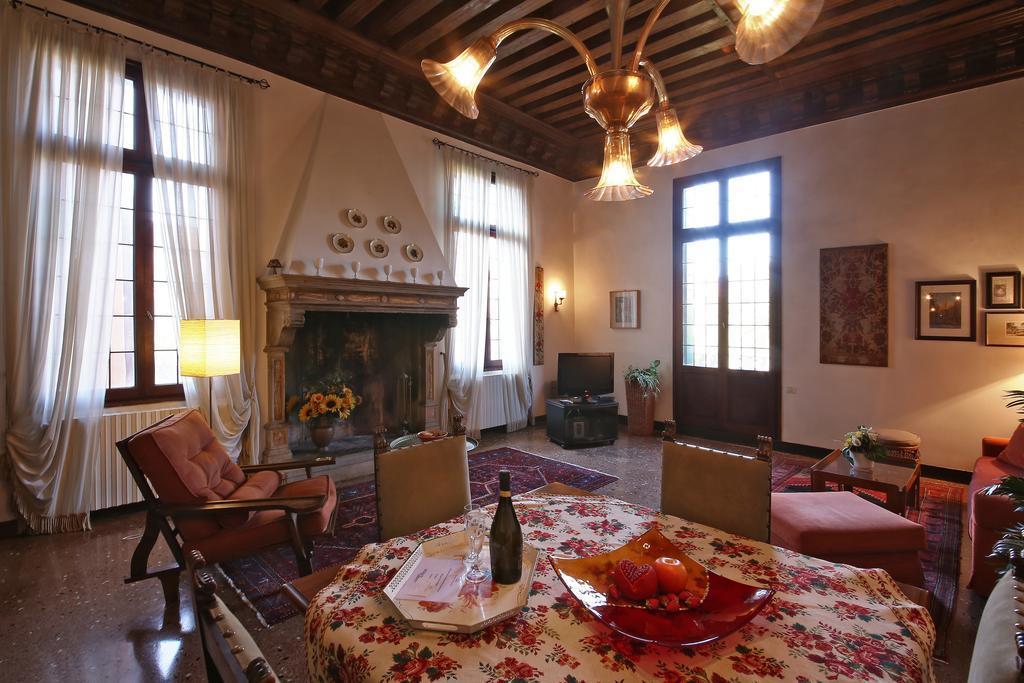 Appartamento Palazzo Foscarini . *