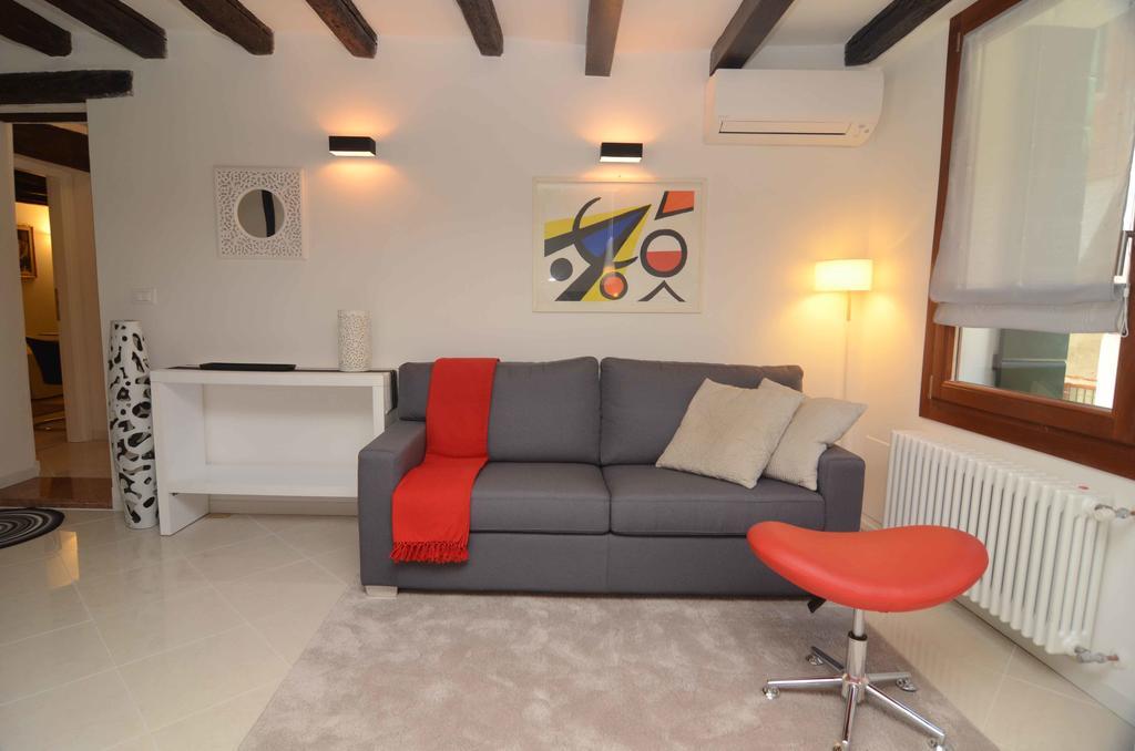 Mirrors Appartement