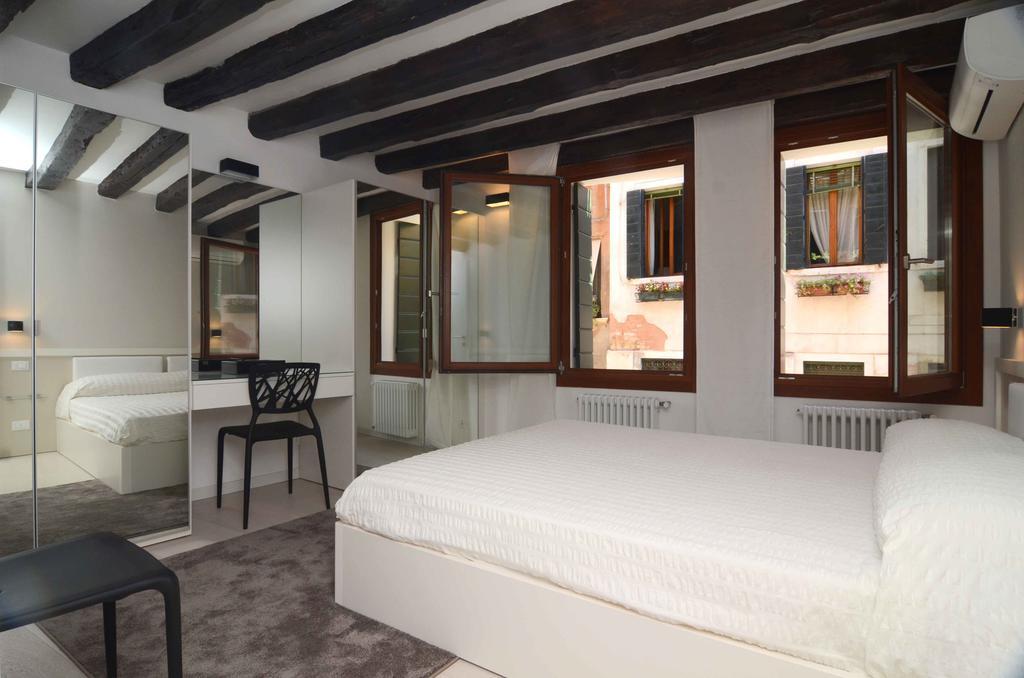 Mirrors Appartement *
