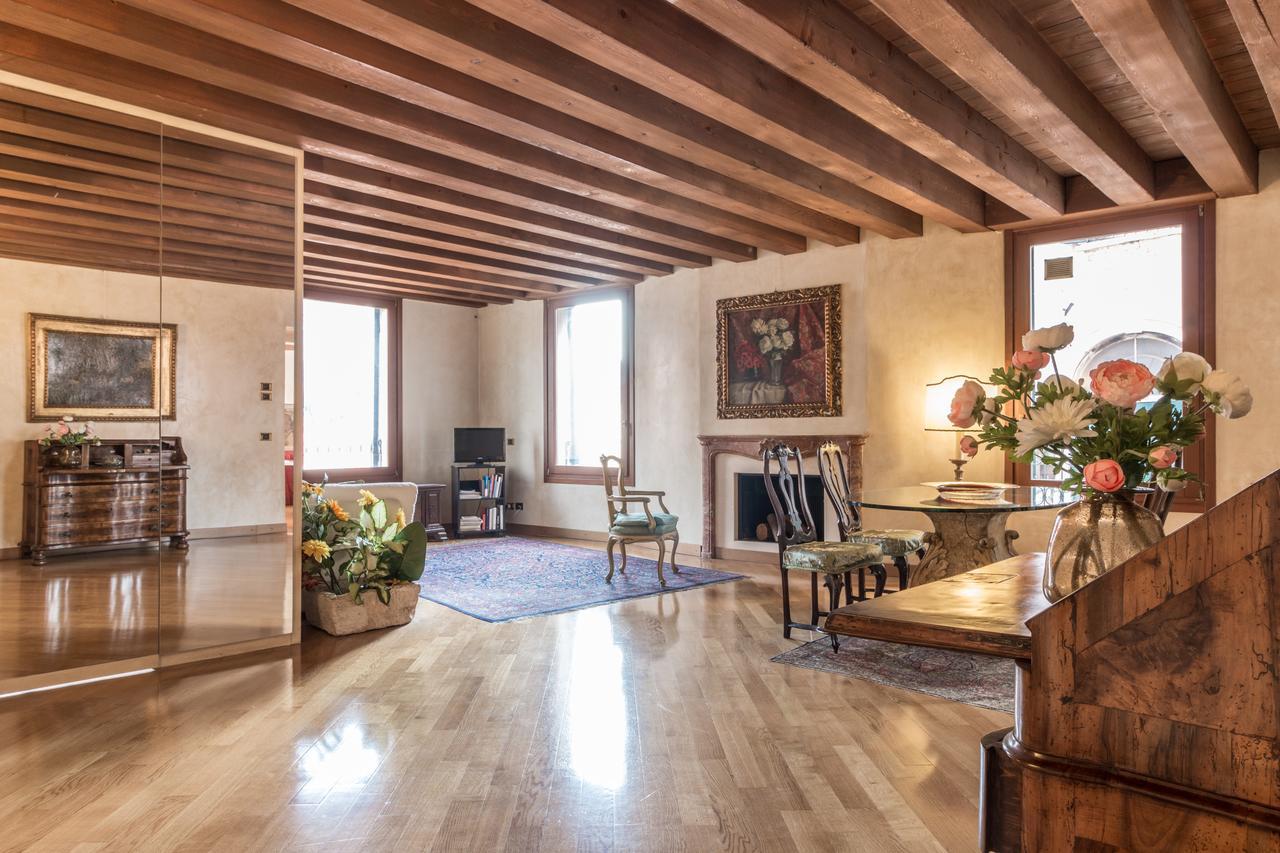 La Fenice Double Canal View Apartment Venedig