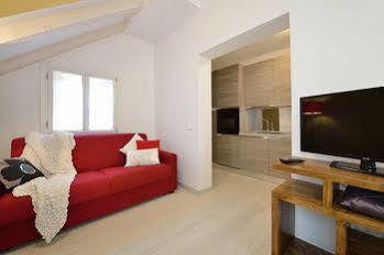 Supreme Hotel *
