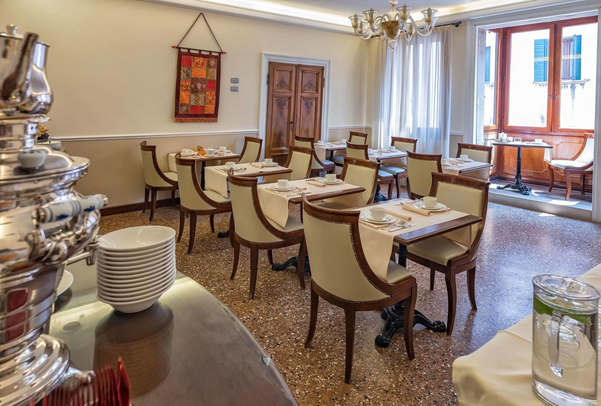 Dell'opera Hotel 3*