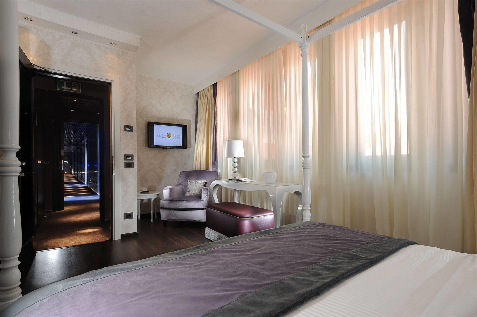 Carnival Palace - Collection Venise