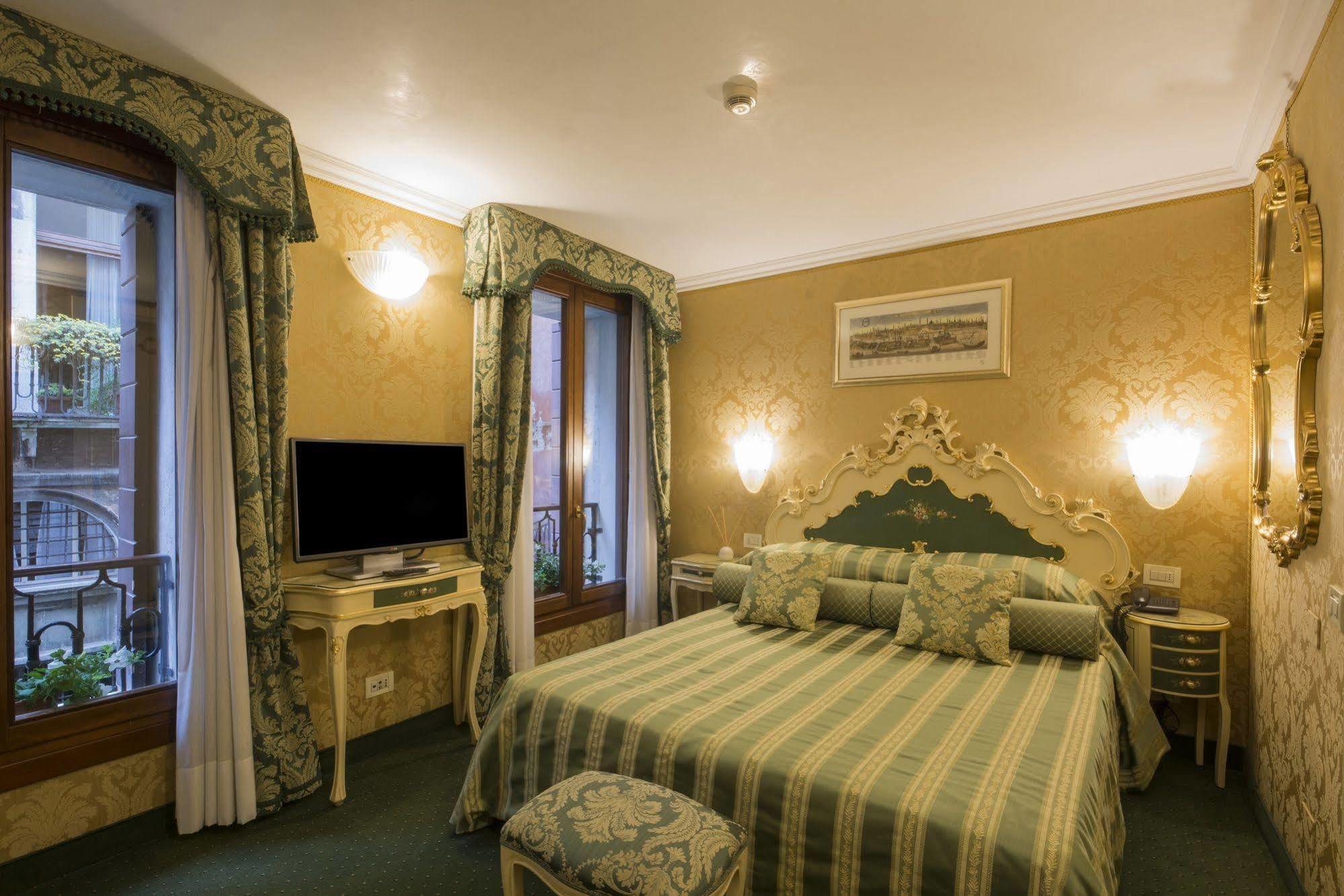 Becher Hotel