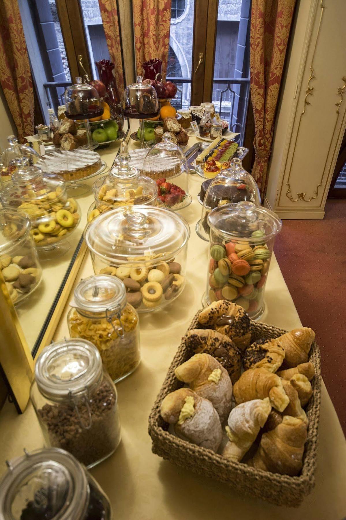 Becher Hotel