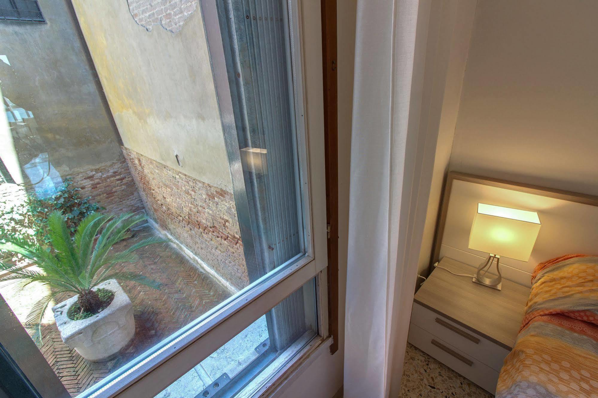 Ve.n.i.ce Cera Palazzo Gardella Venedig
