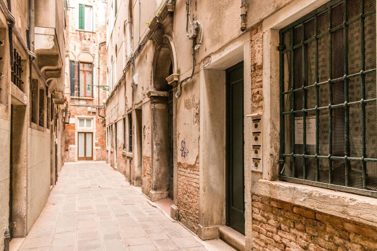 Gold And Red - The Venetian Style With Terrace Venetië