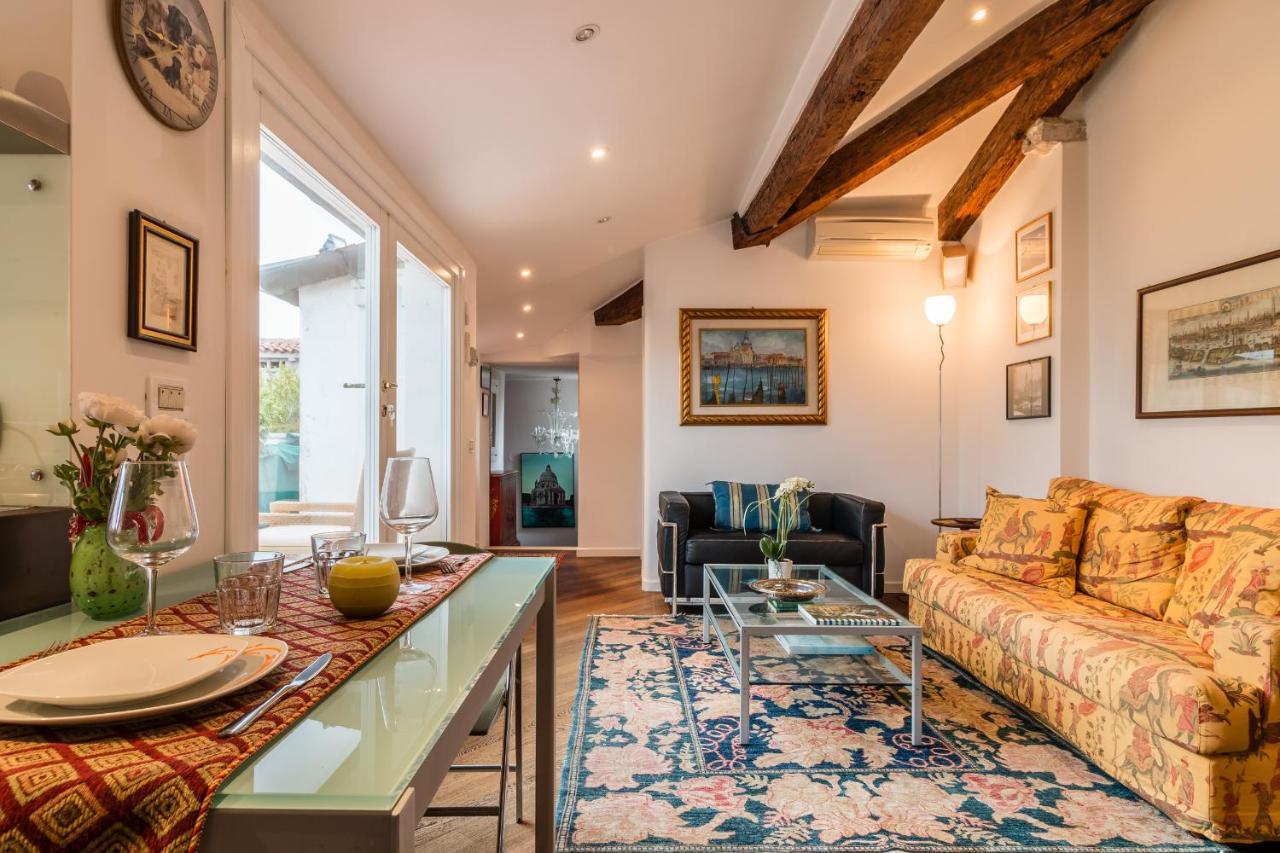 Gold And Red - The Venetian Style With Terrace Appartement *
