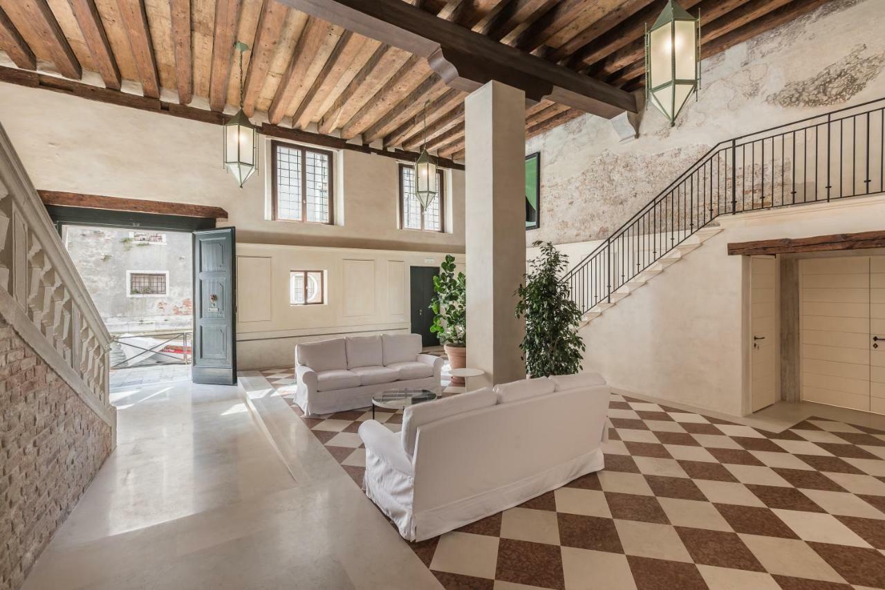 Exquisite Pied-A-Terre With Balcony Apartment *
