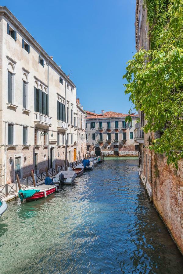 Exquisite Pied-A-Terre With Balcony Apartment *