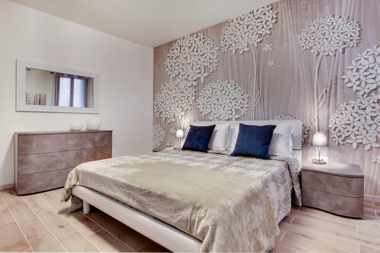 White Flowers With Canal View By Wonderful Italy Appartement Venetië