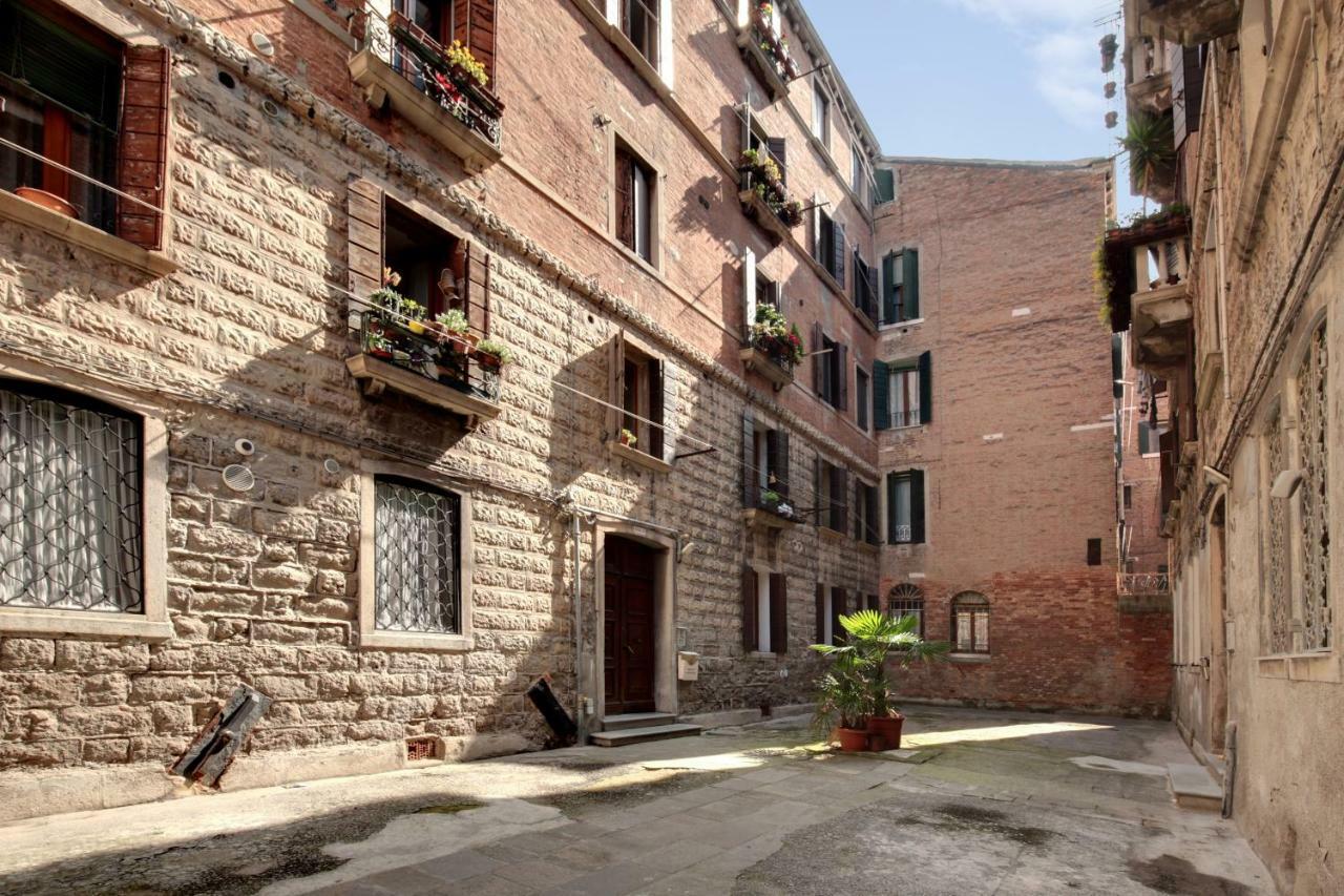 White Flowers With Canal View By Wonderful Italy Appartement Venetië
