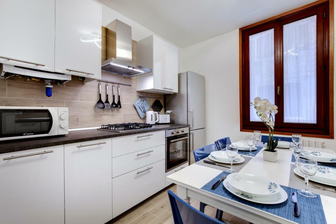 White Flowers With Canal View By Wonderful Italy Appartement