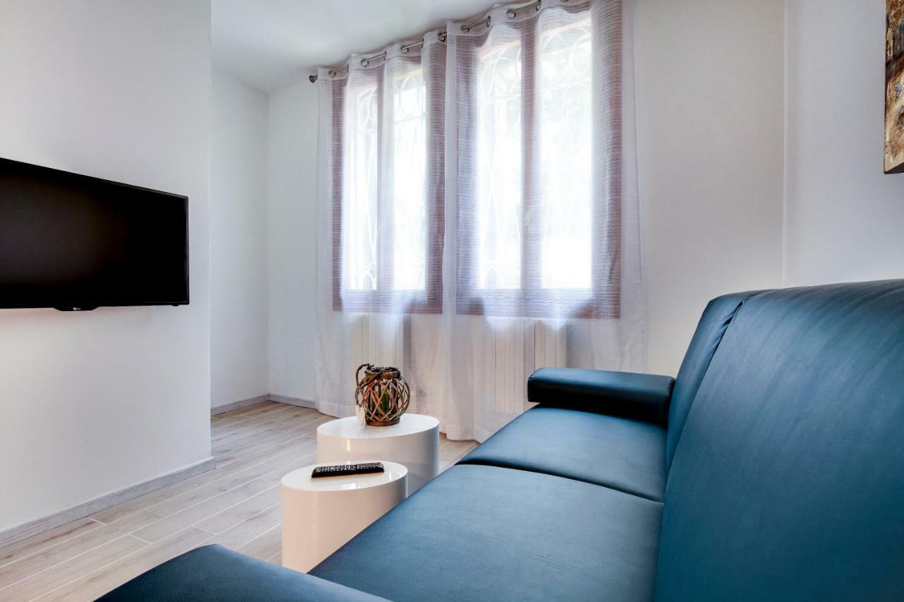 White Flowers With Canal View By Wonderful Italy Appartement Venetië