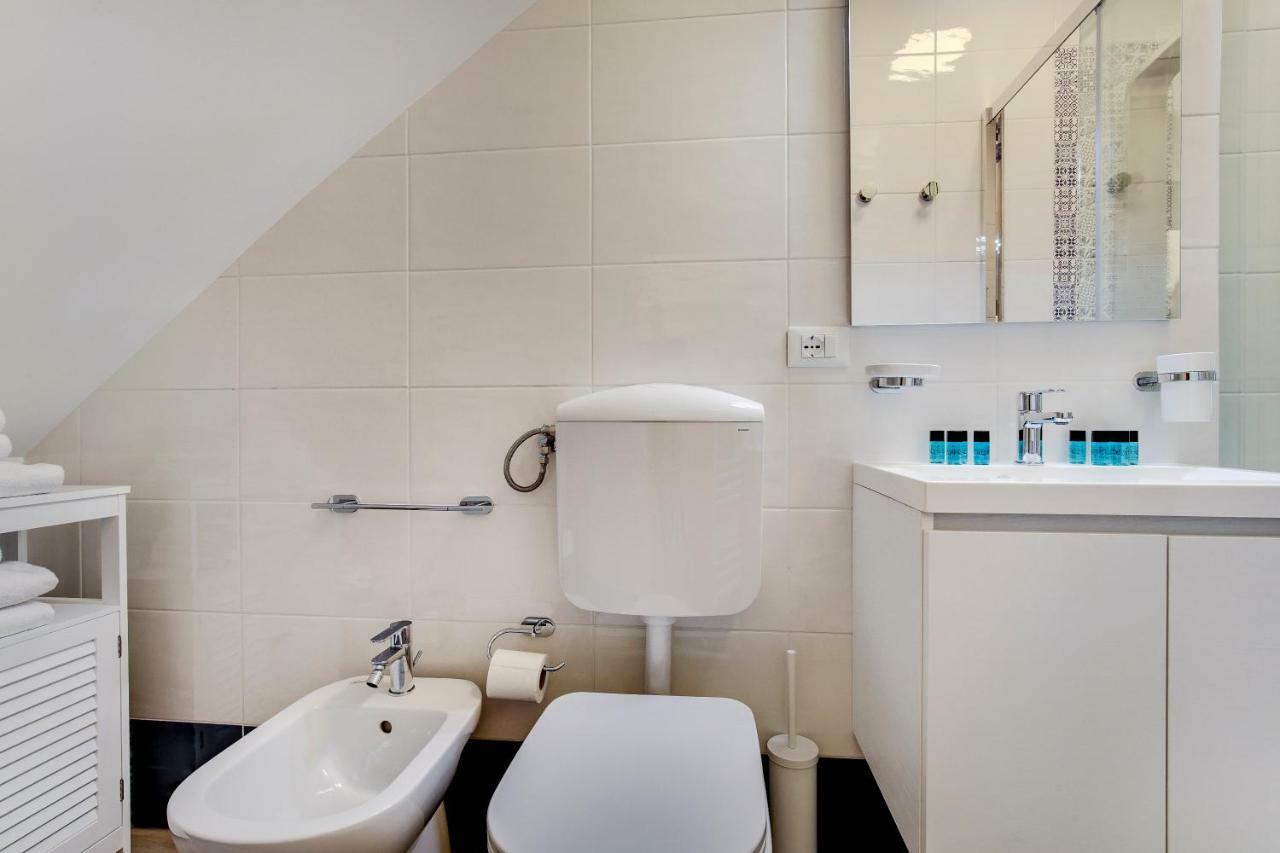White Flowers With Canal View By Wonderful Italy Appartement *