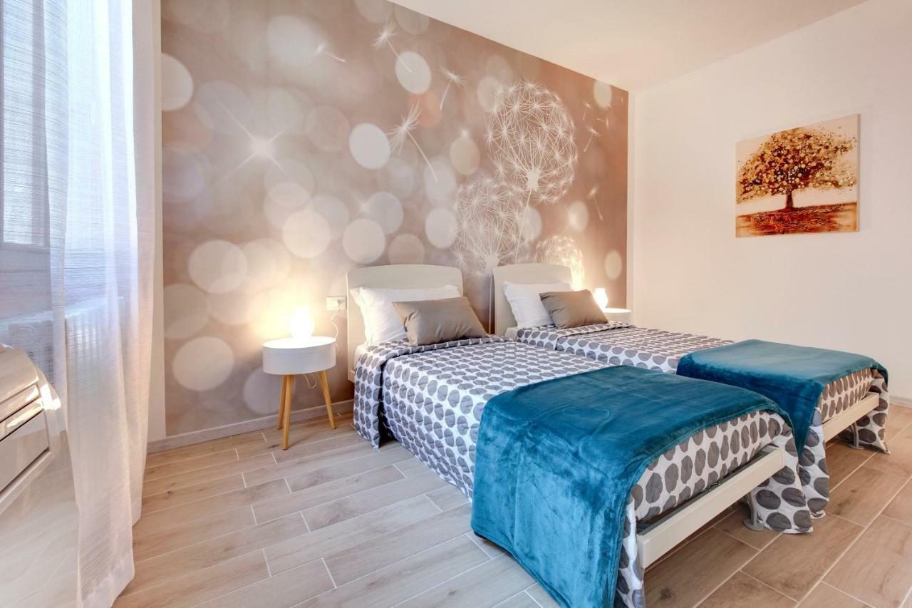 White Flowers With Canal View By Wonderful Italy Appartement