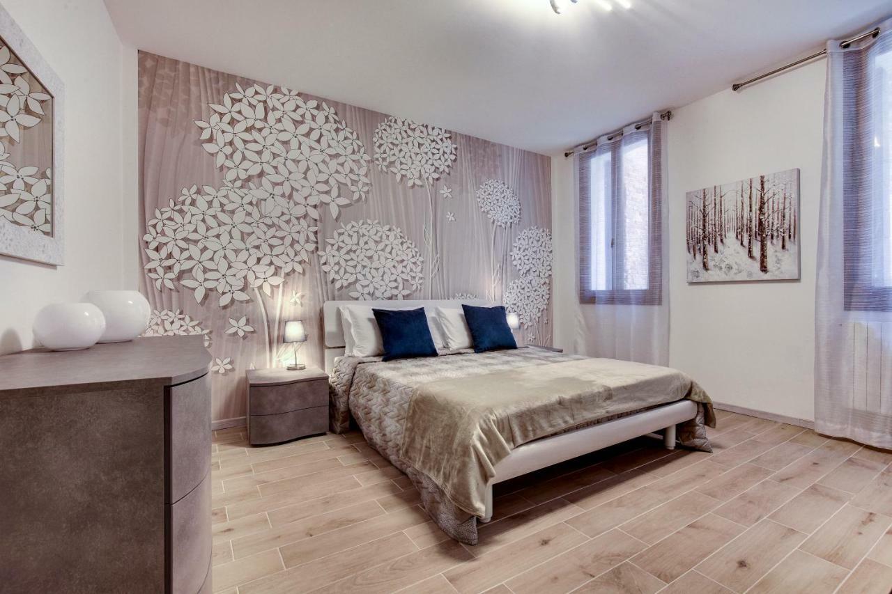 White Flowers With Canal View By Wonderful Italy Appartement Venetië