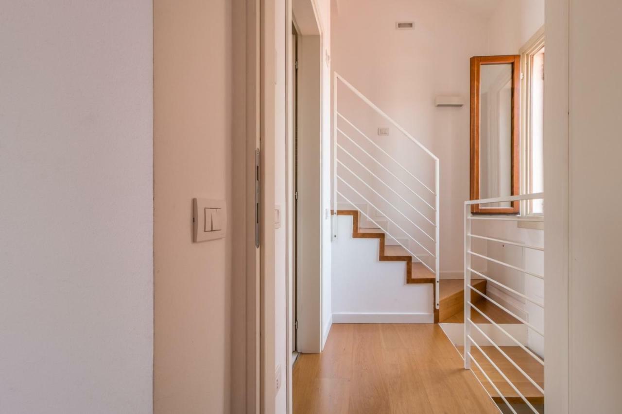 Carmini Canal View And Balcony With Lift Appartamento Venezia