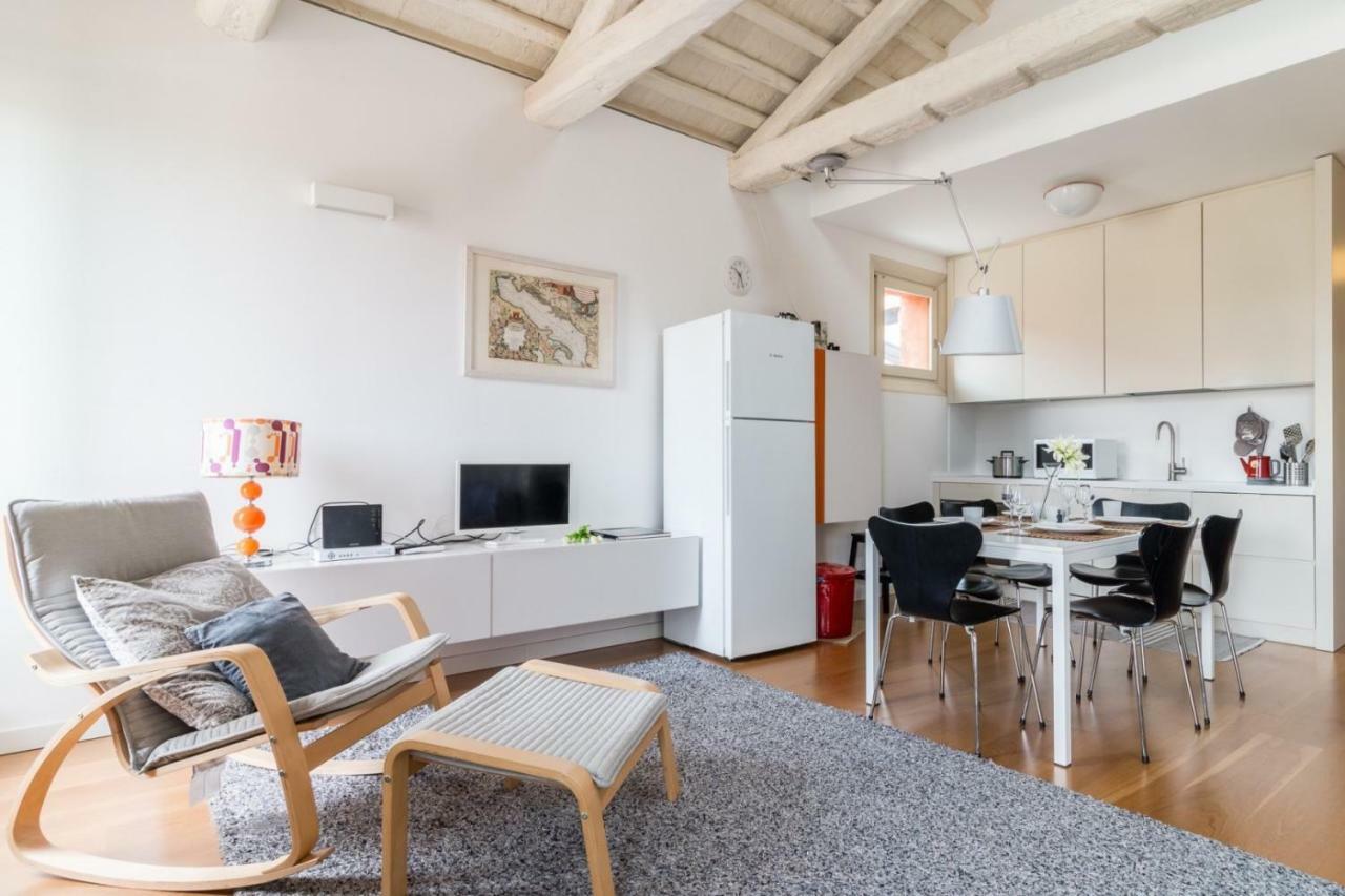 Carmini Canal View And Balcony With Lift Appartamento *