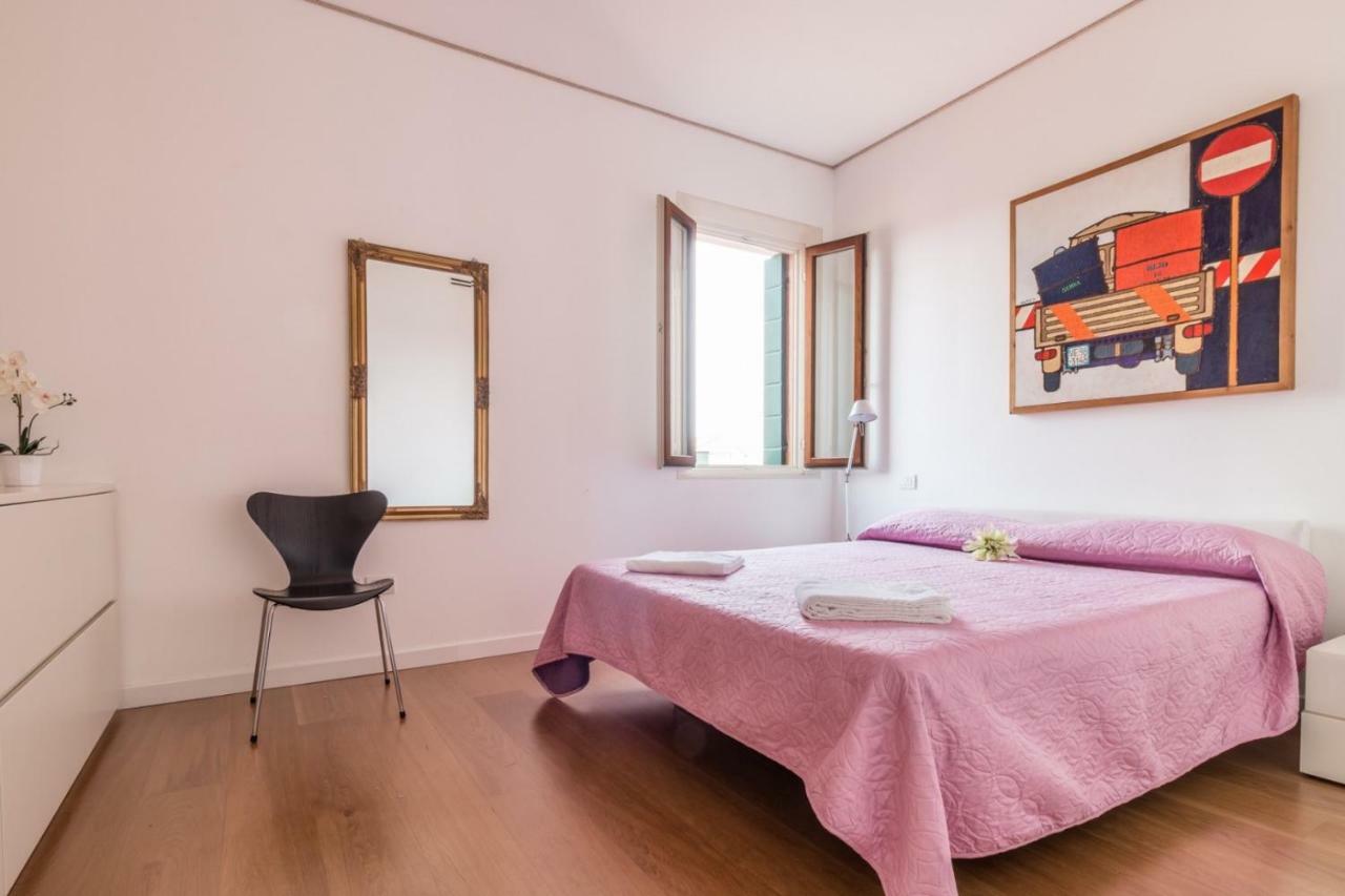 Carmini Canal View And Balcony With Lift Appartamento
