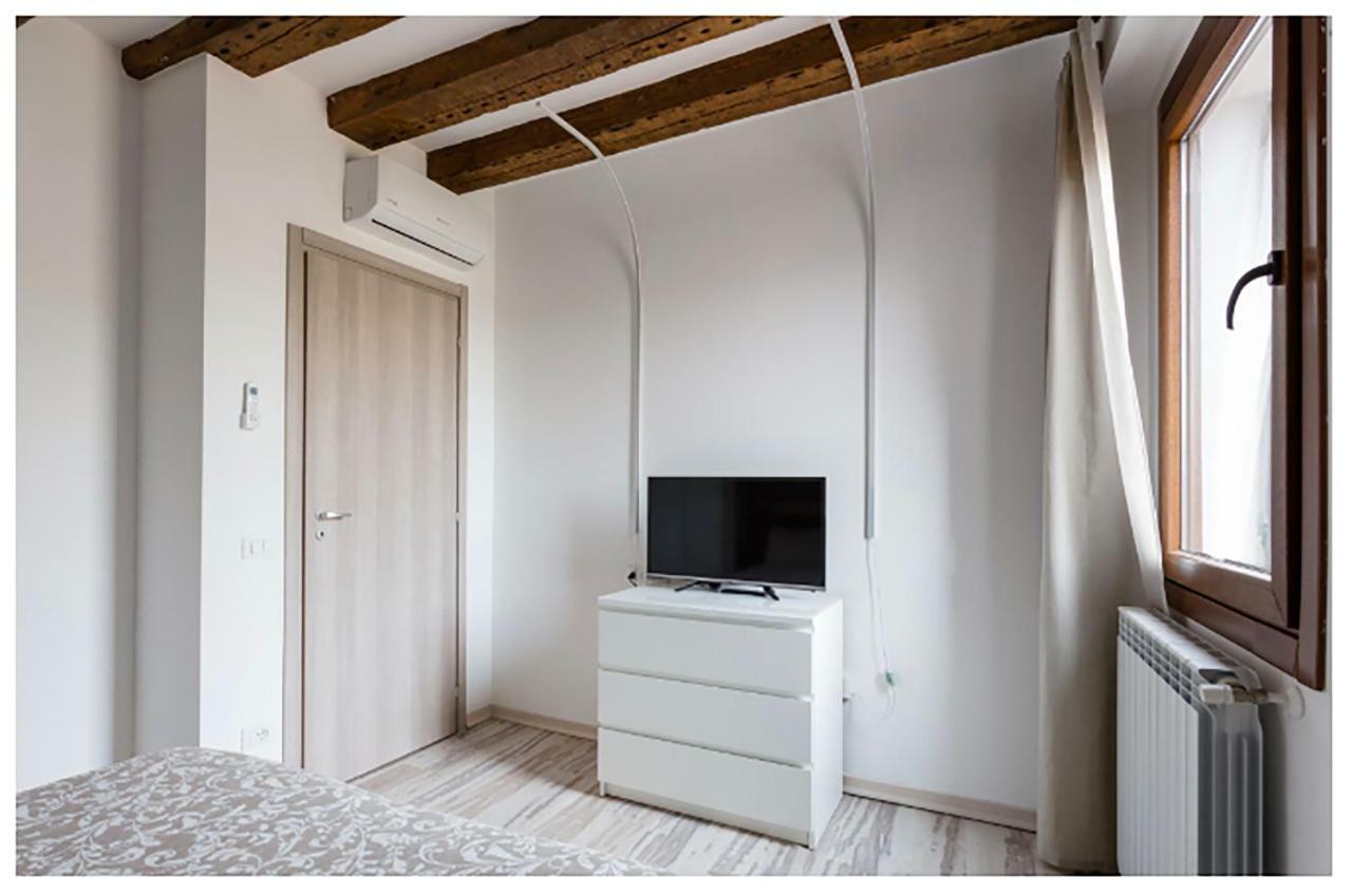 Biennale Family In Apartment Venedig
