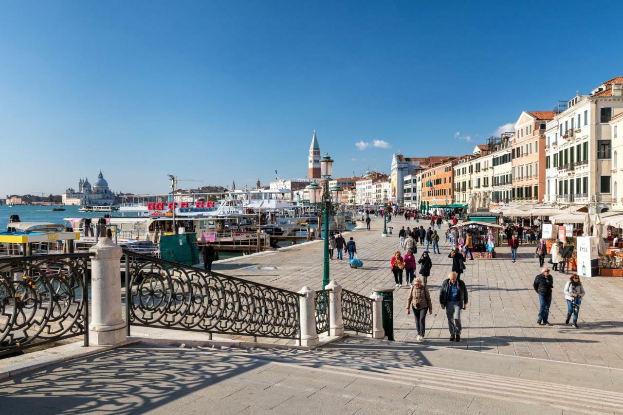 Heaven Biennale, The Elegant * Venedig