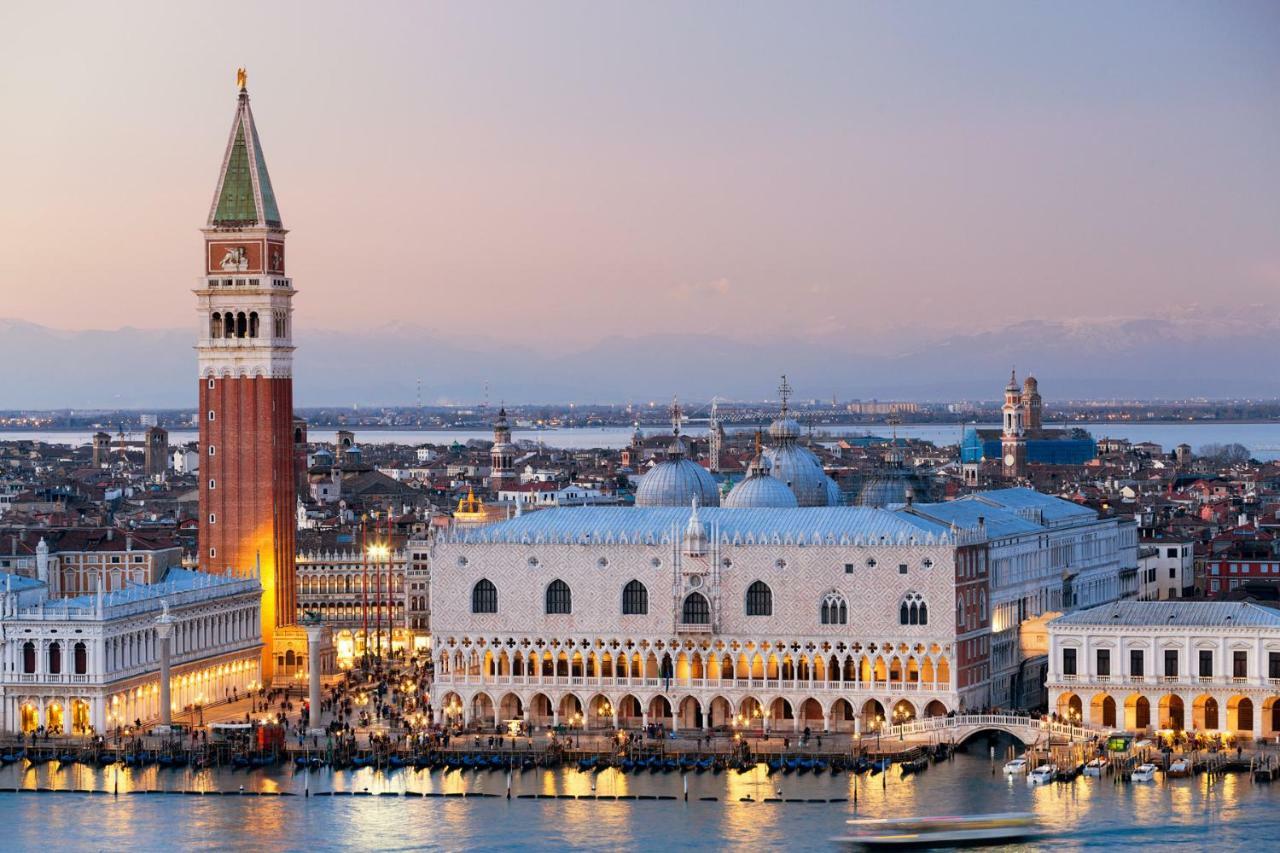 Heaven Biennale, The Elegant * Venedig