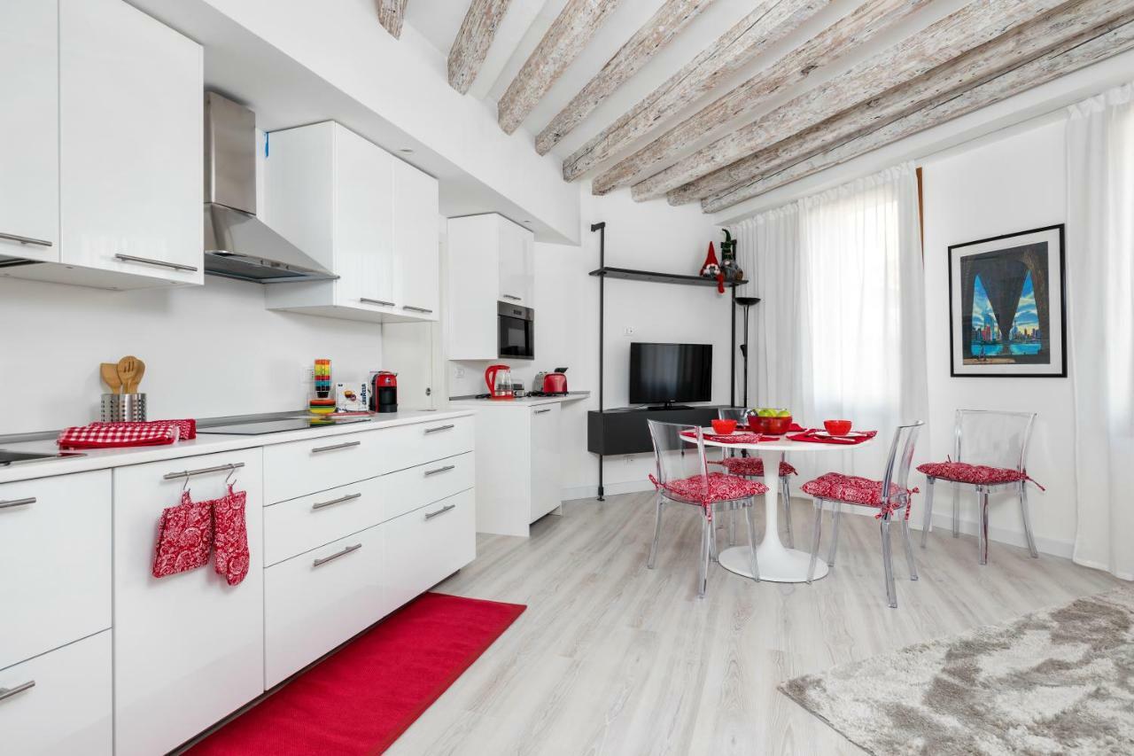 Apartment Heaven Biennale, The Elegant Venedig